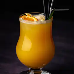 Une image du cocktail Le Sunset Sunrise : ce délicieux mélange de whisky et de fruits 🍒  - image générée par IA (DALL-E)